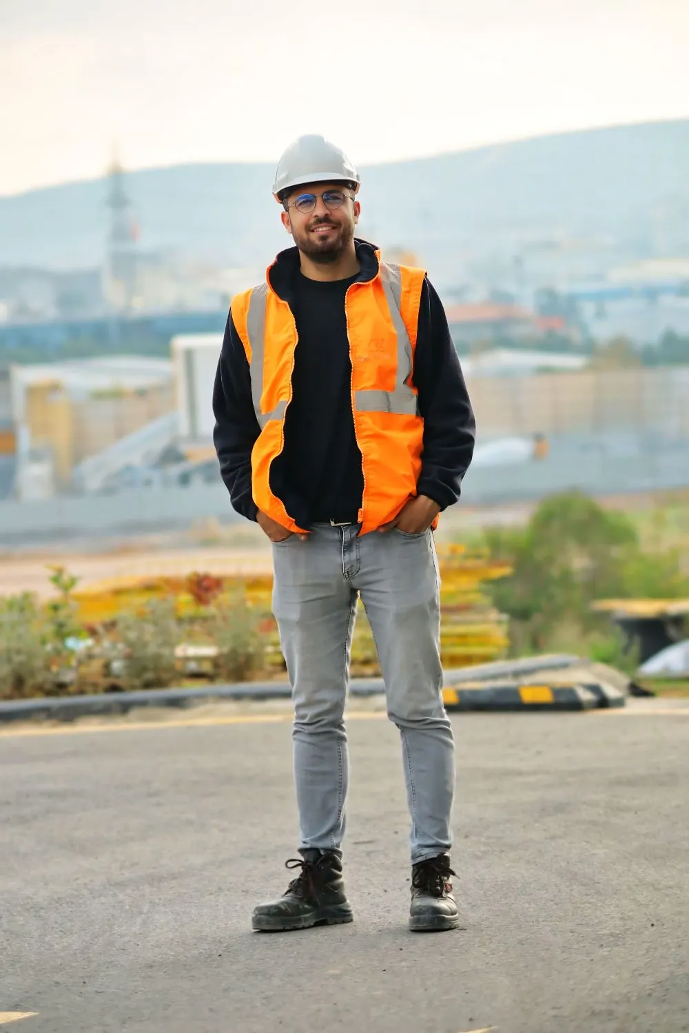 מהנדס באפוד כתום באתר בנייה